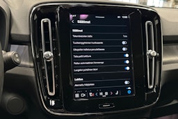 valkoinen Volvo XC40 2023 kuva 27.