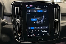 valkoinen Volvo XC40 2023 kuva 28.