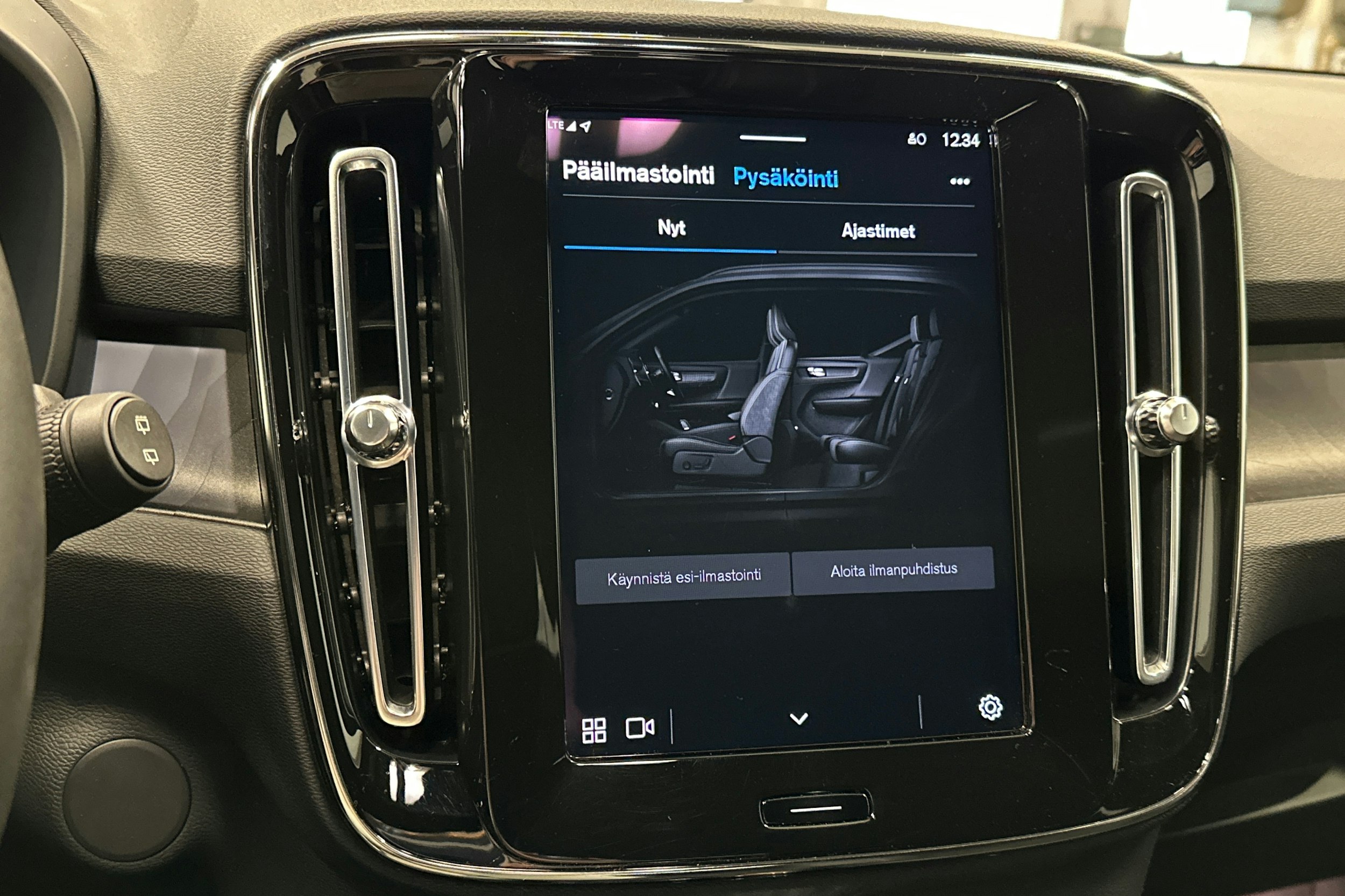 valkoinen Volvo XC40 2023 kuva 29.