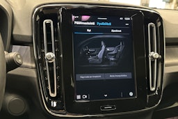 valkoinen Volvo XC40 2023 kuva 29.