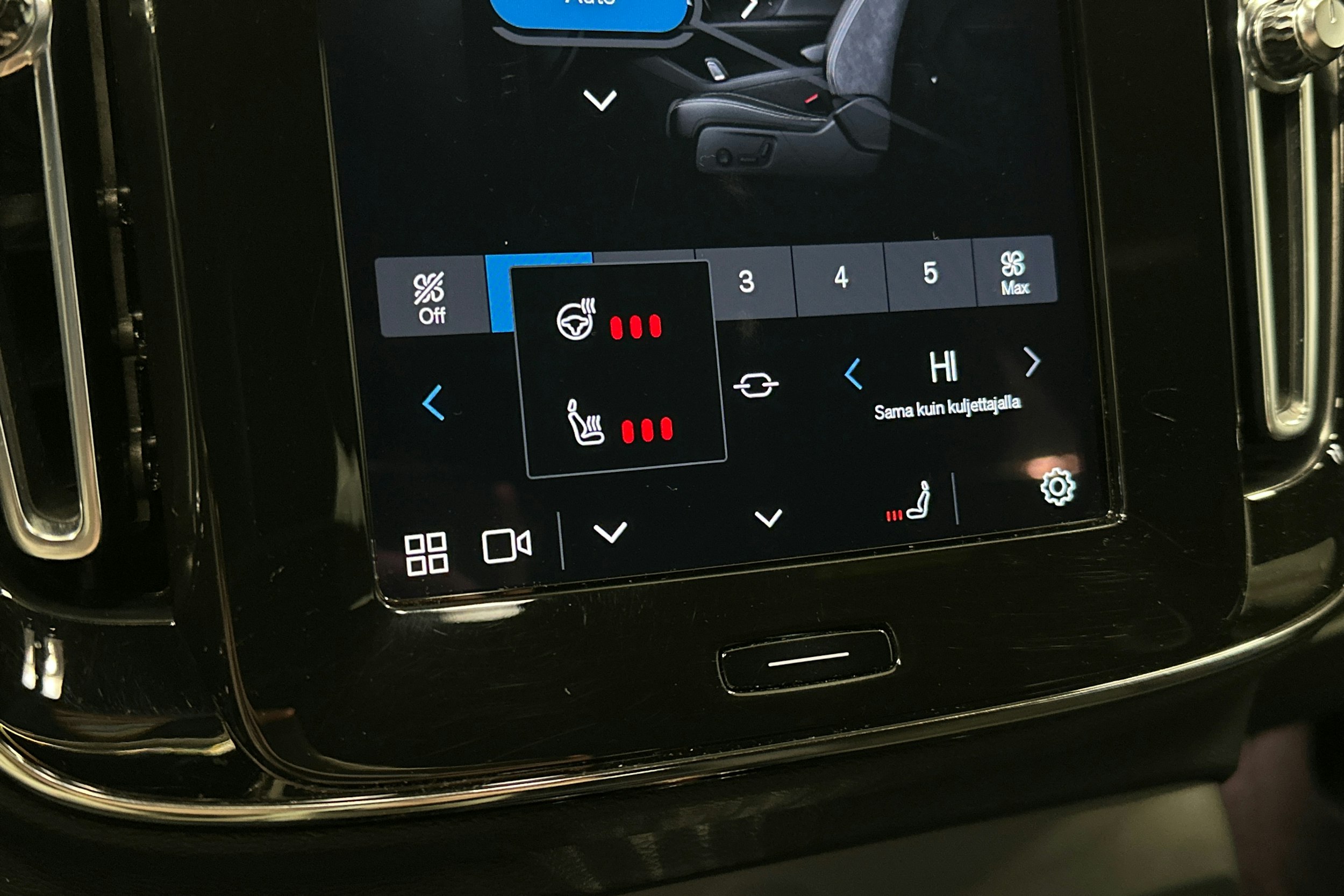 valkoinen Volvo XC40 2023 kuva 30.