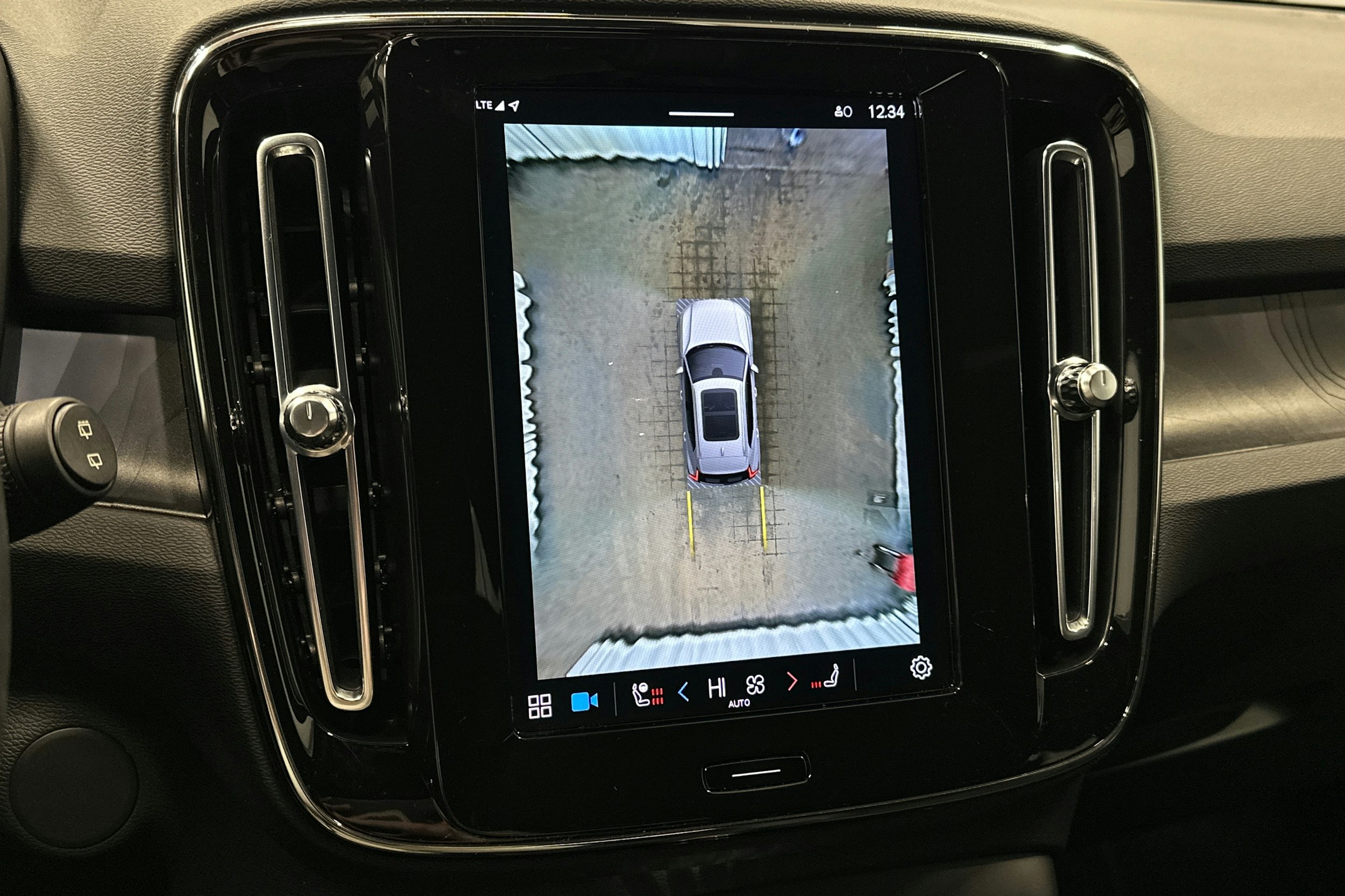 valkoinen Volvo XC40 2023 kuva 31.