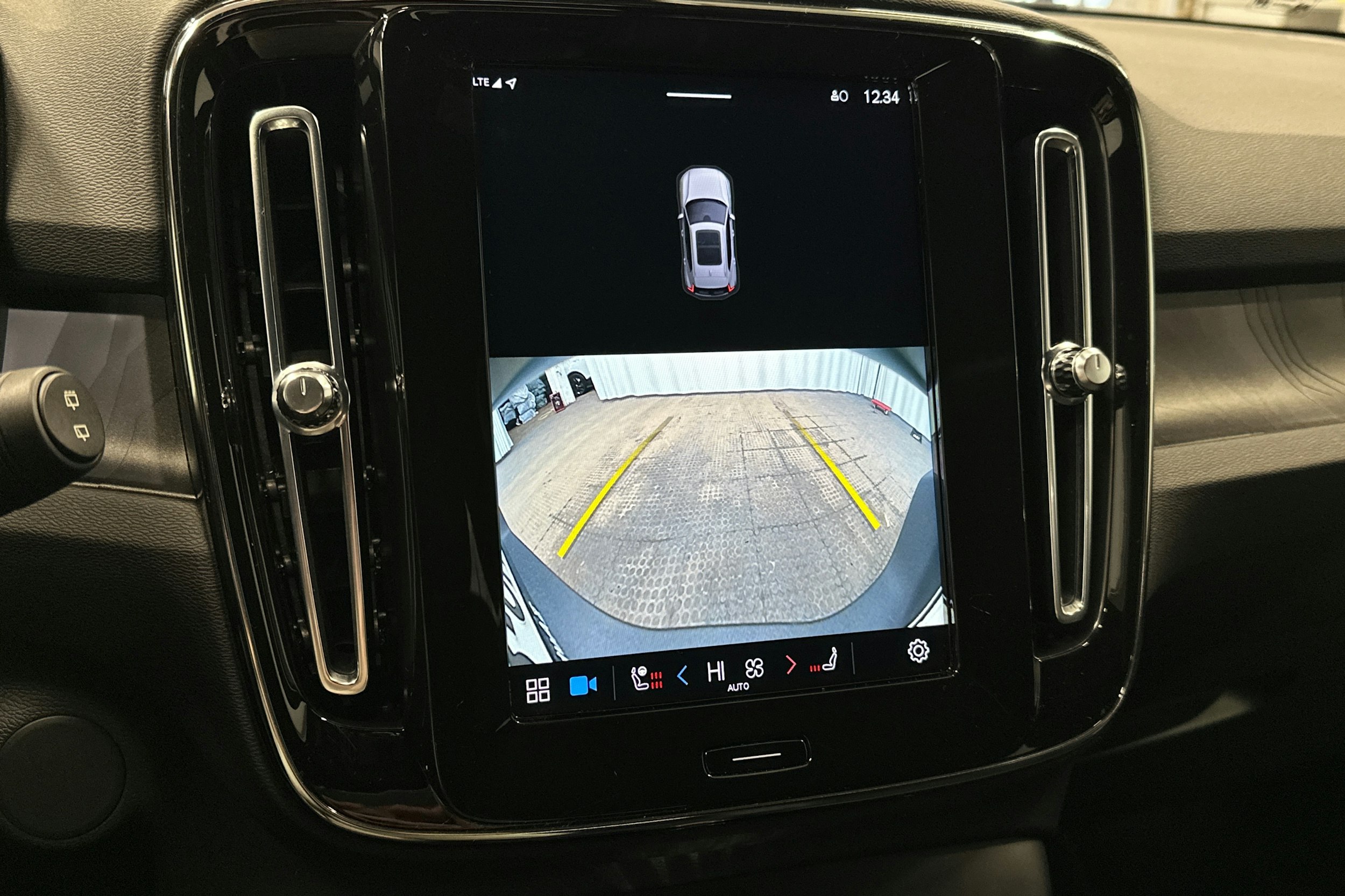 valkoinen Volvo XC40 2023 kuva 32.