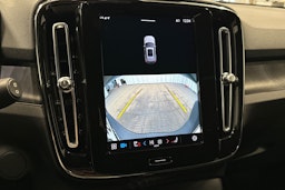 valkoinen Volvo XC40 2023 kuva 32.