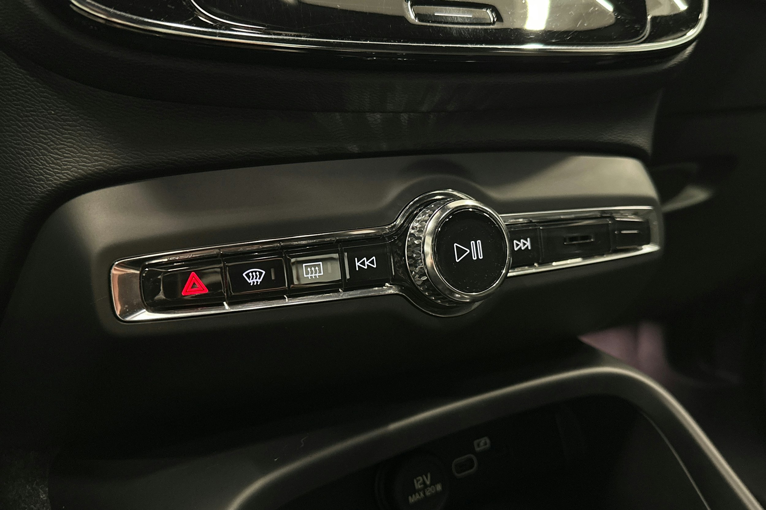 valkoinen Volvo XC40 2023 kuva 33.