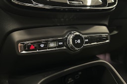 valkoinen Volvo XC40 2023 kuva 33.