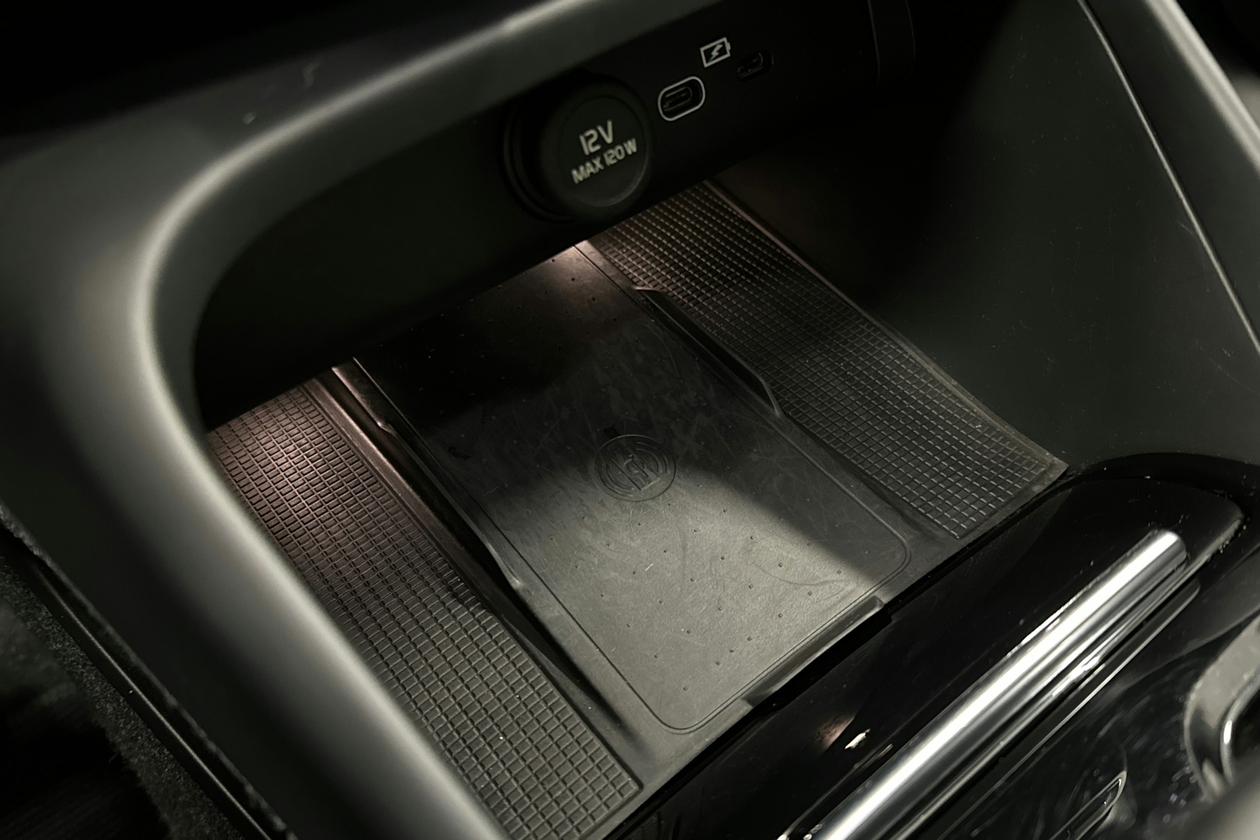 valkoinen Volvo XC40 2023 kuva 34.