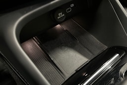 valkoinen Volvo XC40 2023 kuva 34.