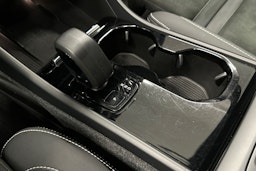 valkoinen Volvo XC40 2023 kuva 35.