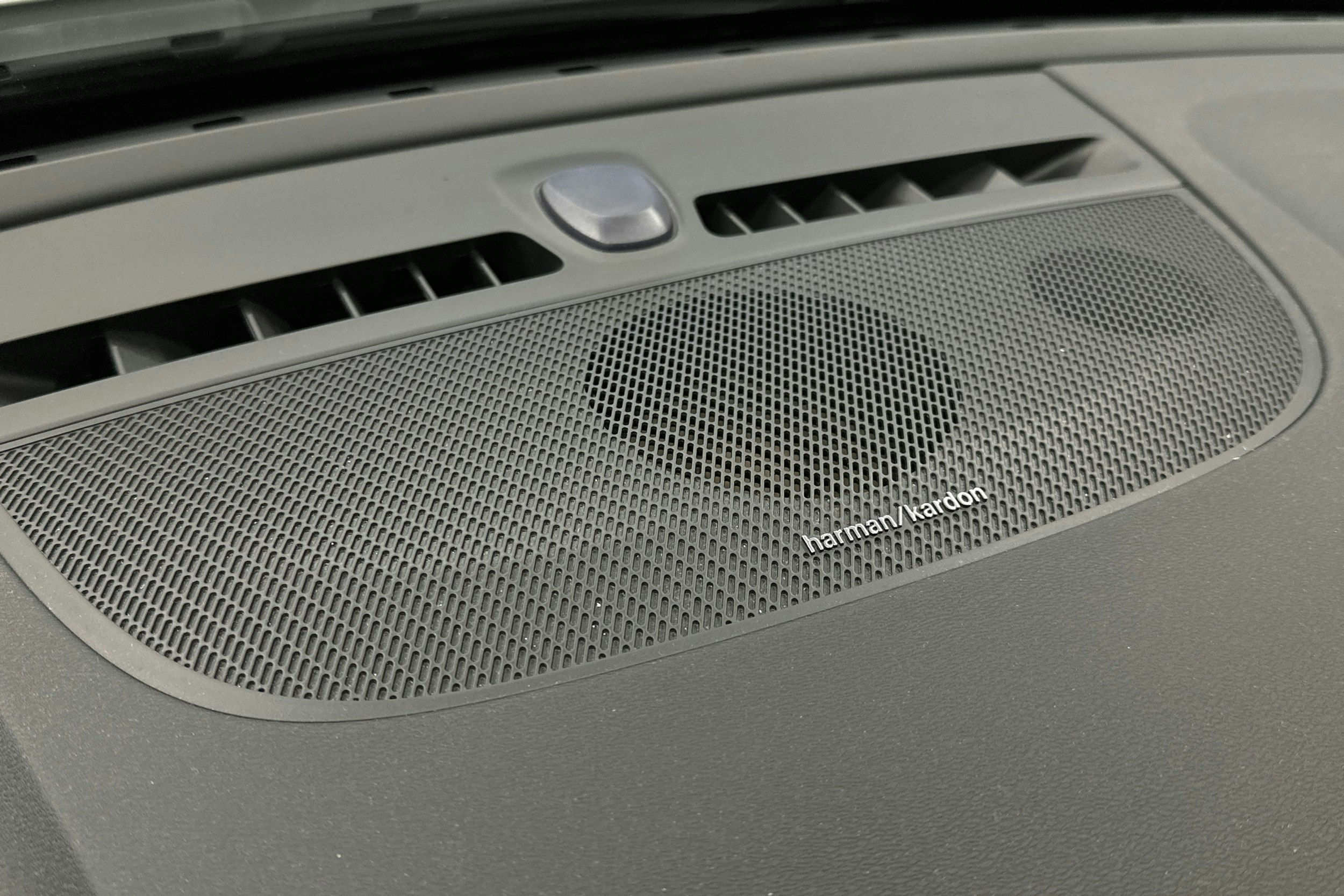 valkoinen Volvo XC40 2023 kuva 36.