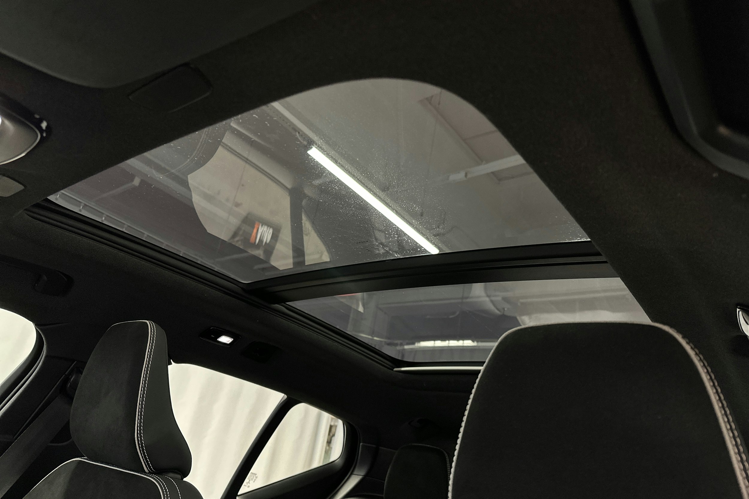 valkoinen Volvo XC40 2023 kuva 37.