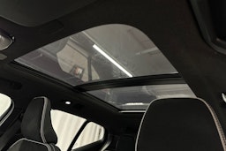 valkoinen Volvo XC40 2023 kuva 37.