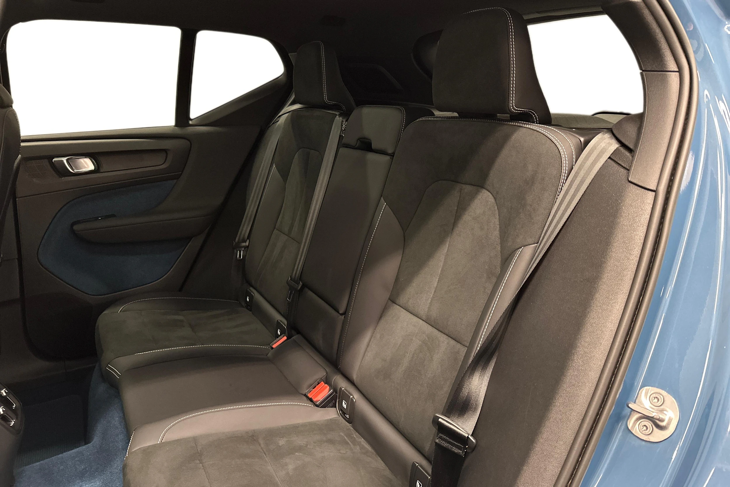 sininen Volvo XC40 2023 kuva 8.