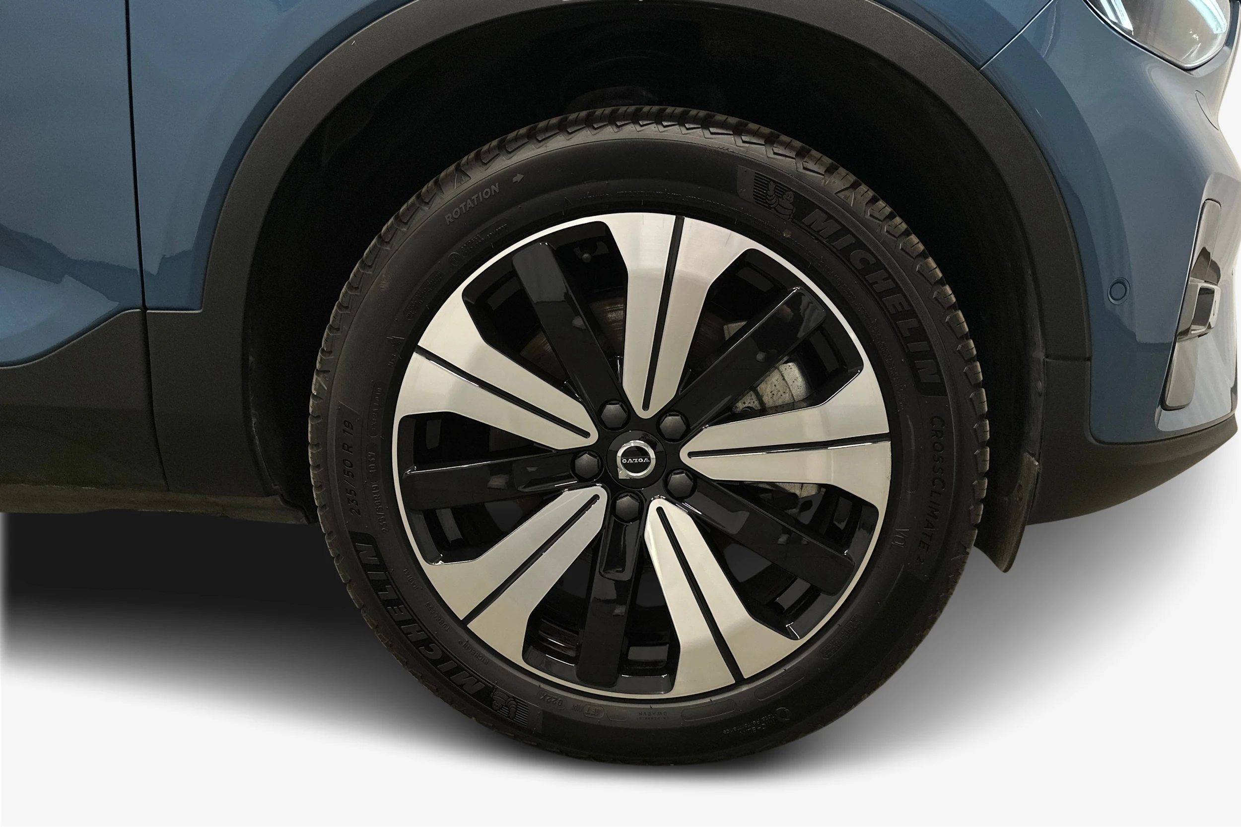 sininen Volvo XC40 2023 kuva 9.