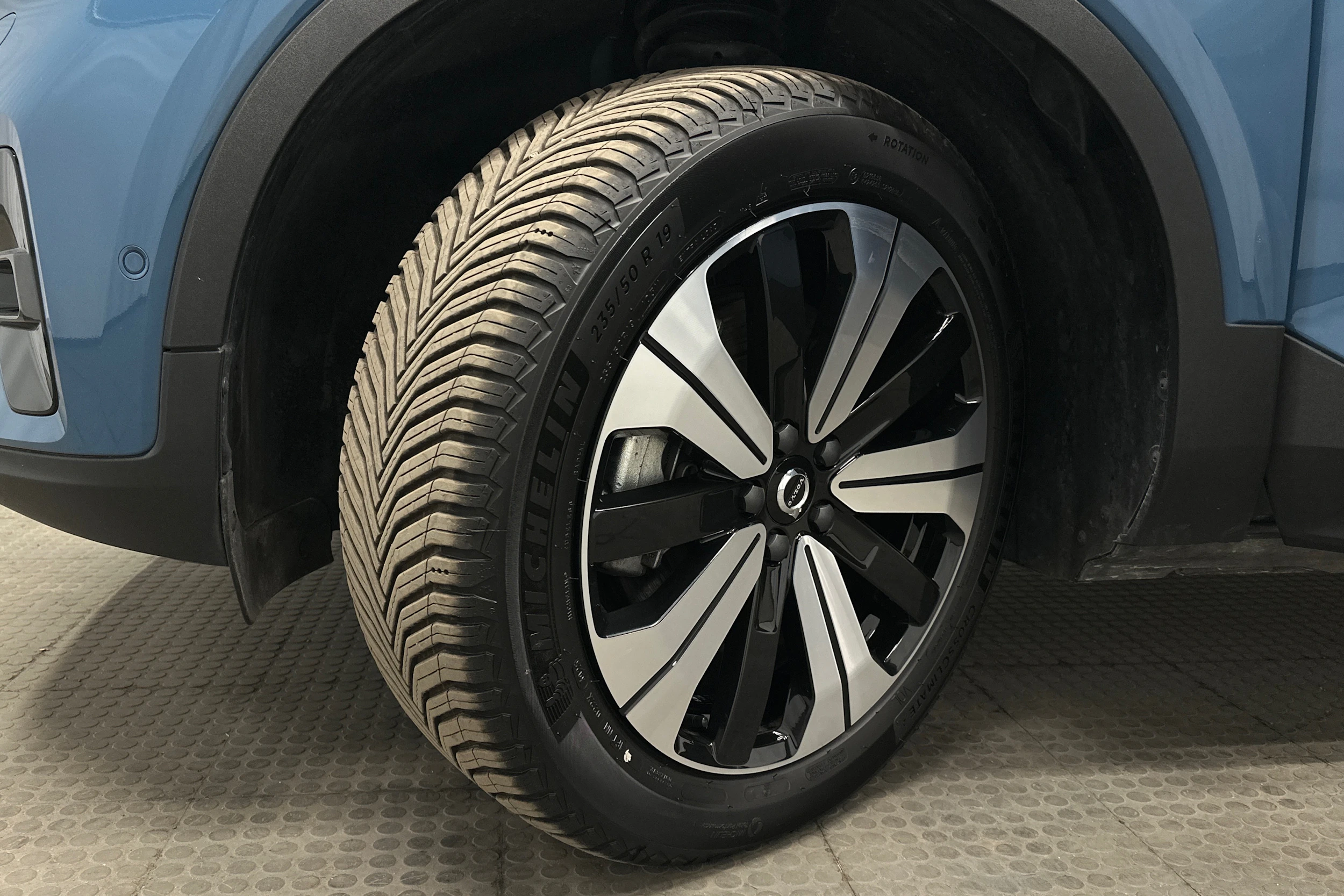 sininen Volvo XC40 2023 kuva 10.