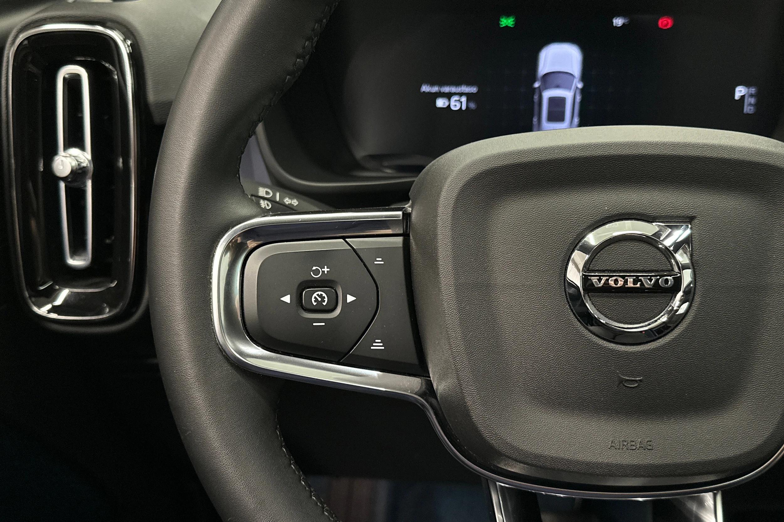 sininen Volvo XC40 2023 kuva 11.