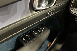 sininen Volvo XC40 2023 kuva 14.