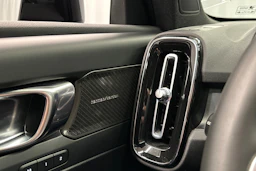 sininen Volvo XC40 2023 kuva 15.