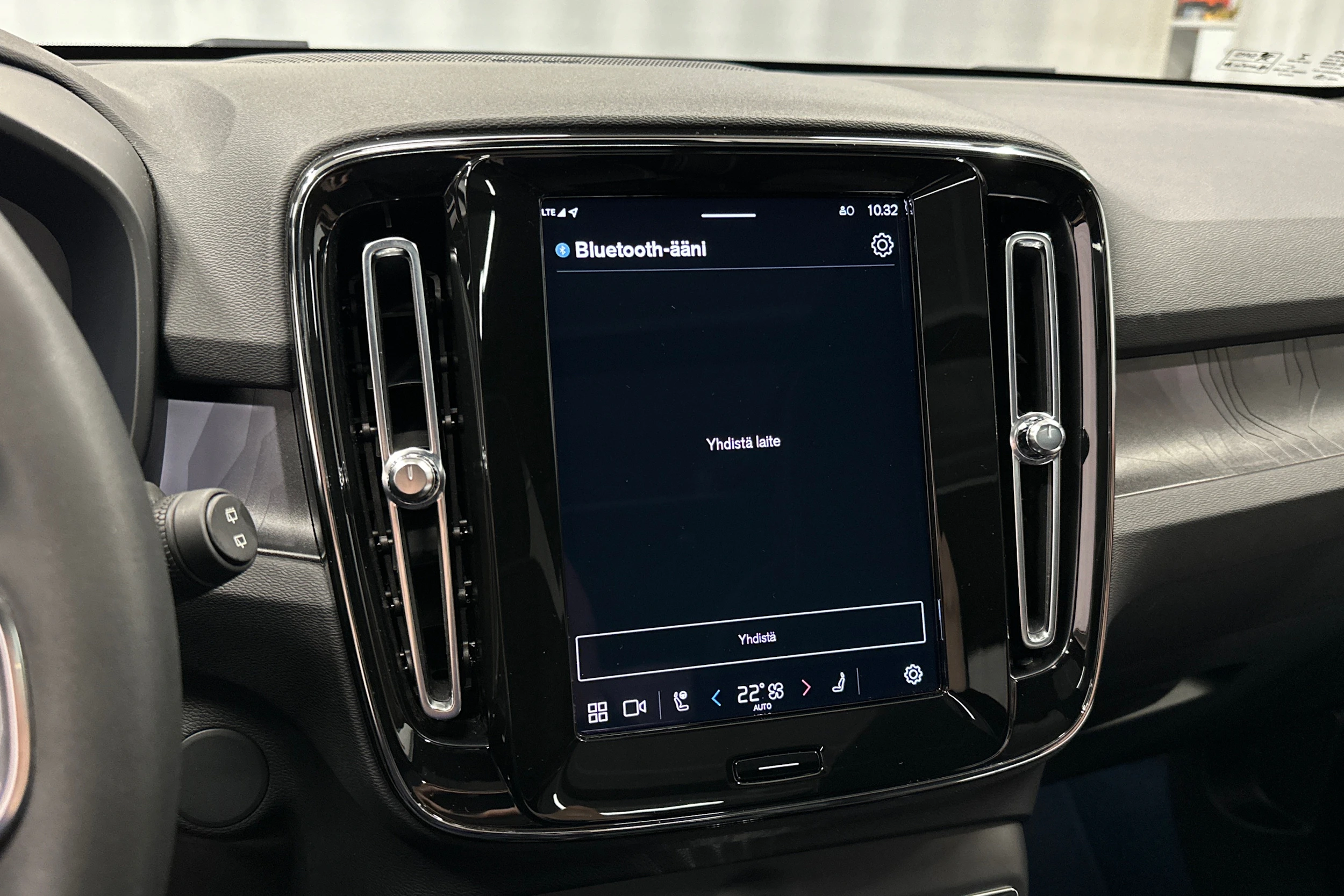 sininen Volvo XC40 2023 kuva 17.