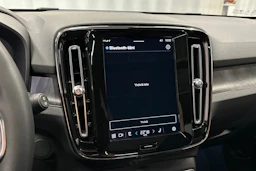 sininen Volvo XC40 2023 kuva 17.