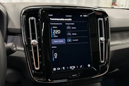 sininen Volvo XC40 2023 kuva 21.