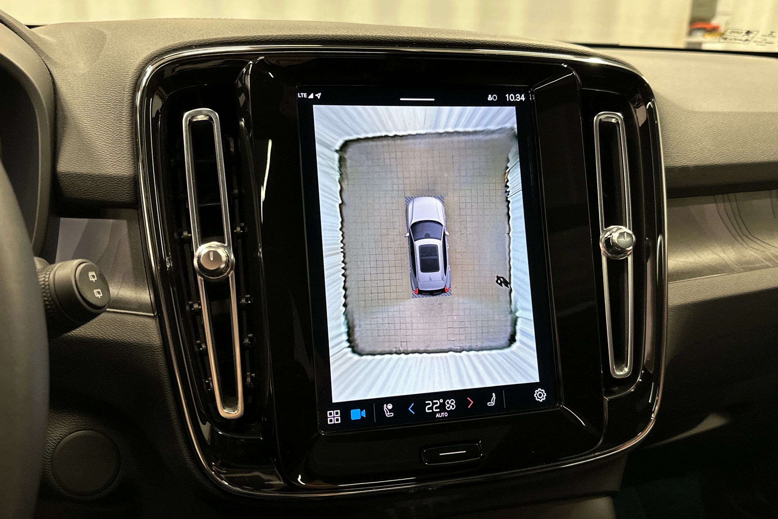 sininen Volvo XC40 2023 kuva 23.