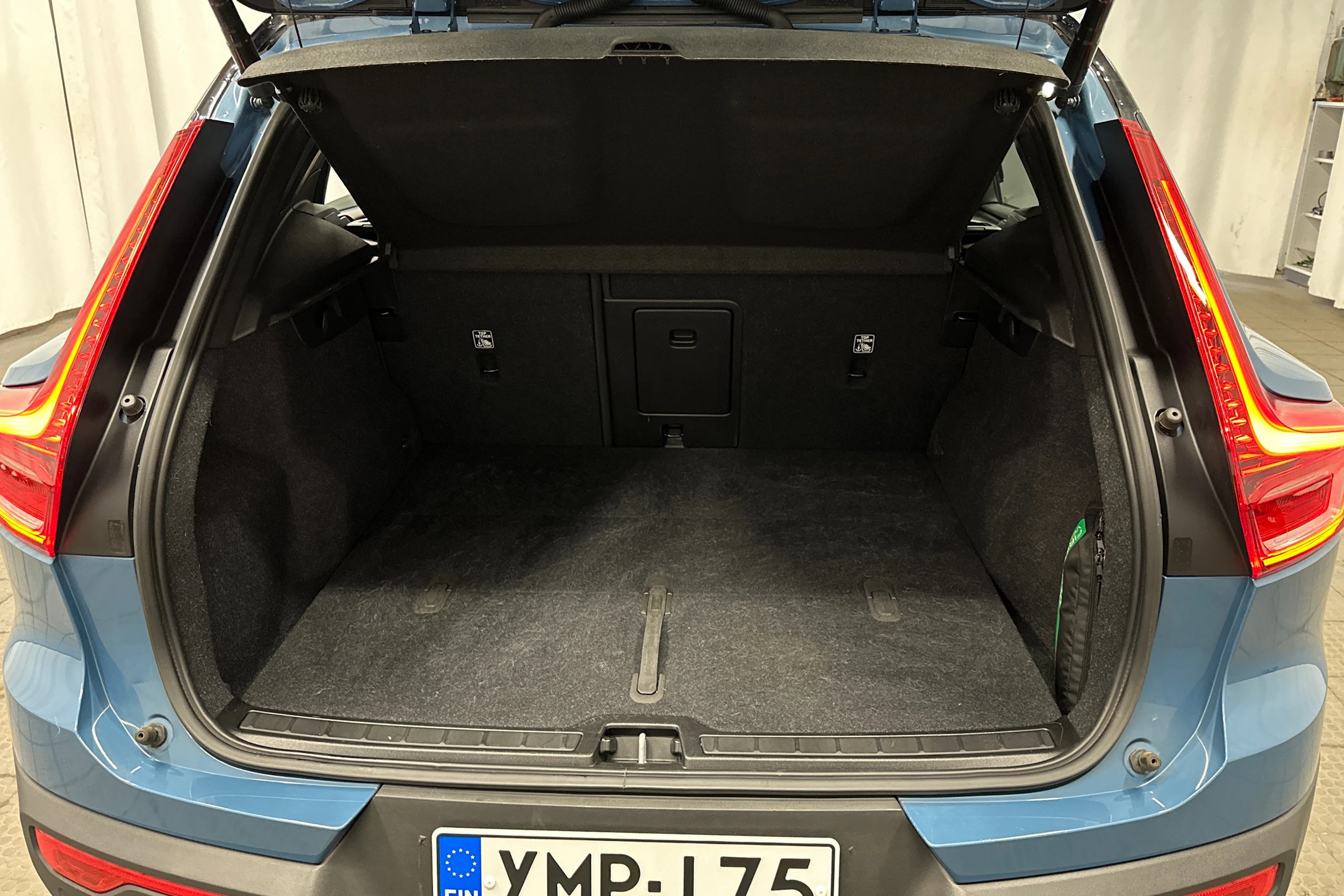 sininen Volvo XC40 2023 kuva 33.