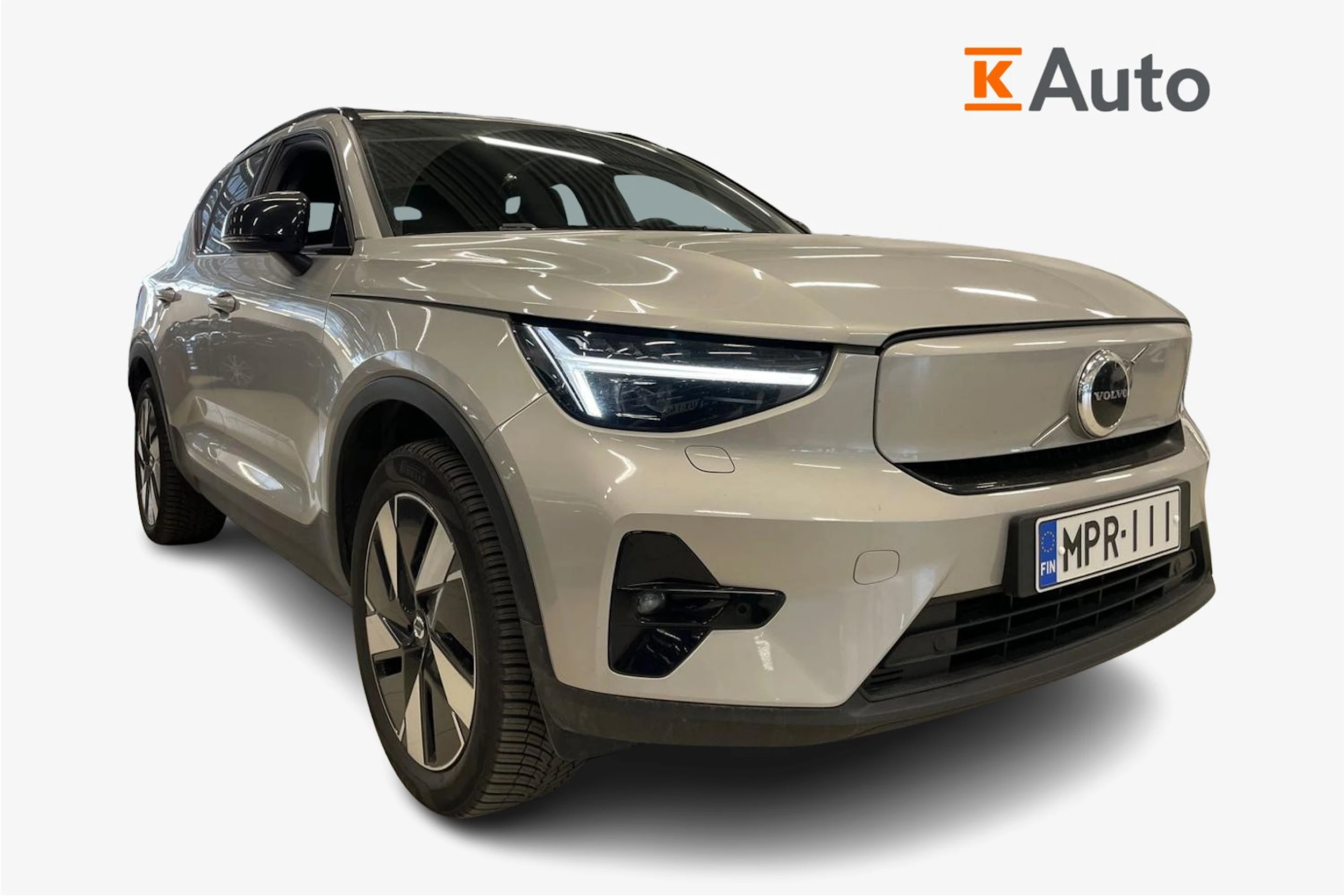 Harmaa Volvo XC40 2024 kuva 1.