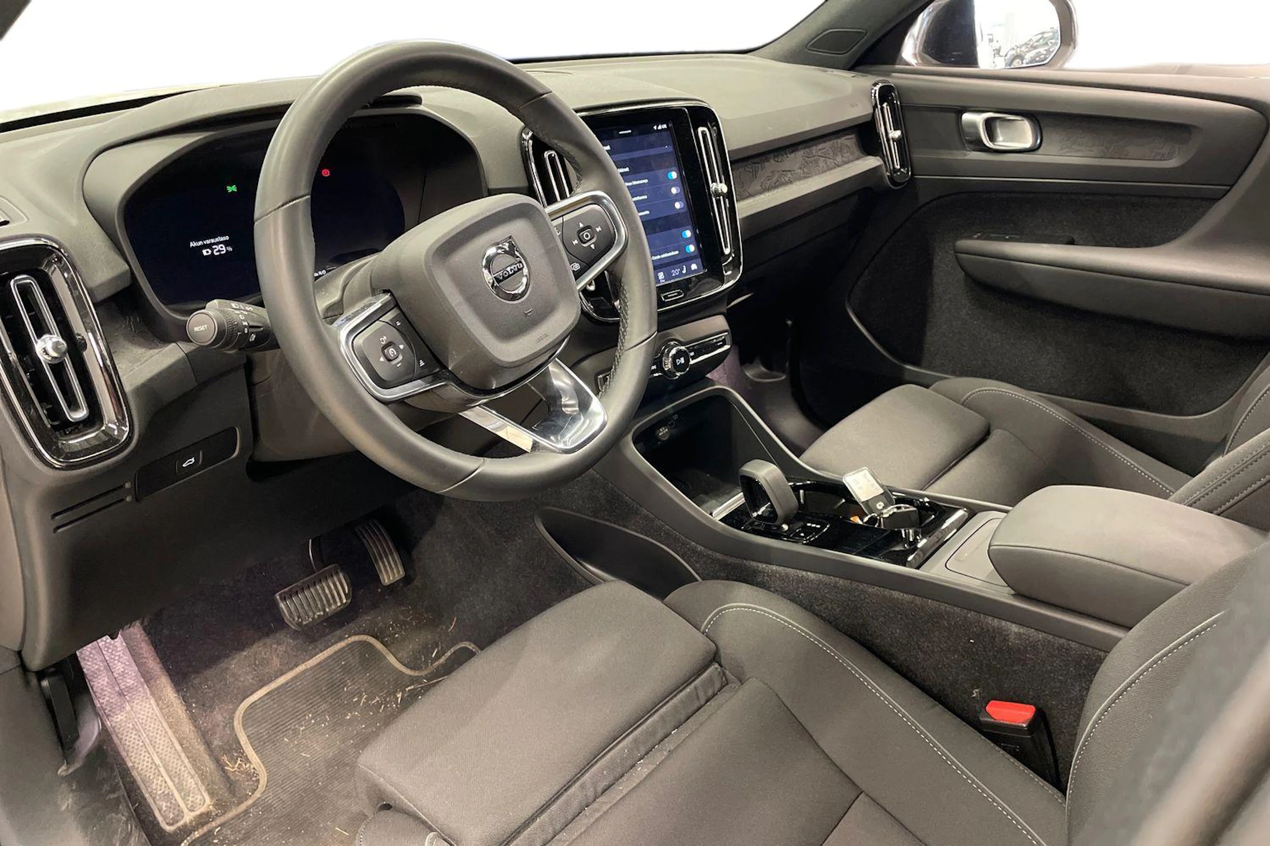 Harmaa Volvo XC40 2024 kuva 3.
