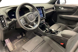 Harmaa Volvo XC40 2024 kuva 3.