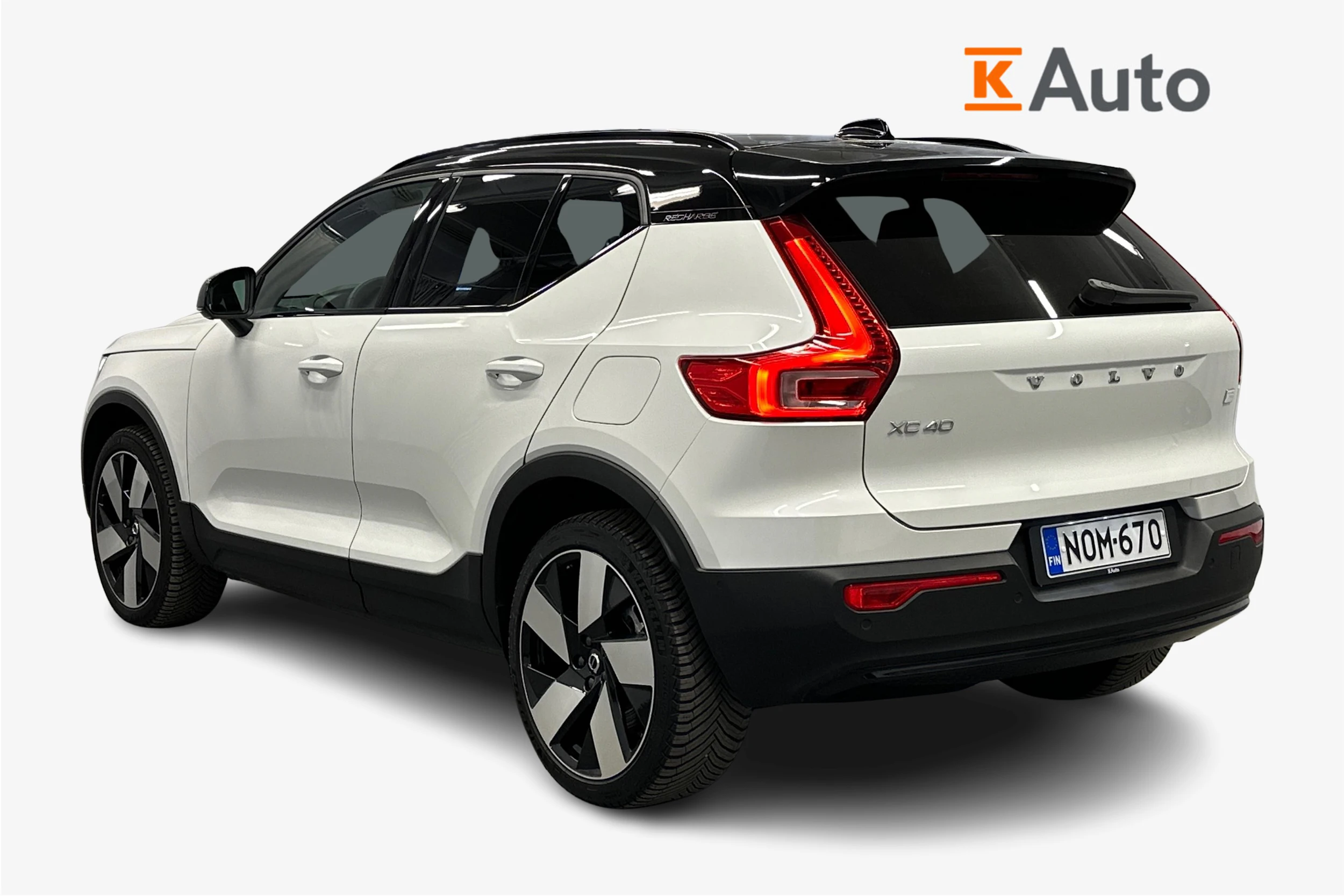 valkoinen Volvo XC40 2024 kuva 3.