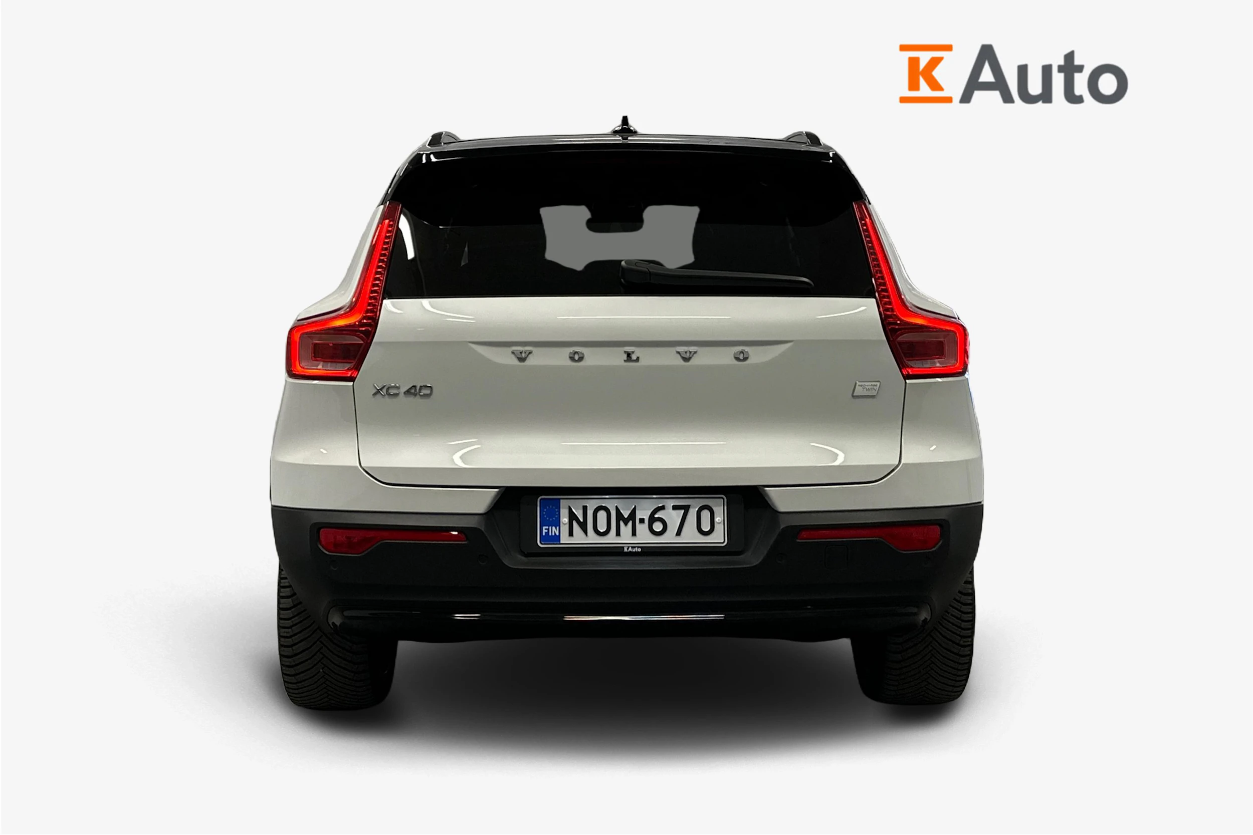 valkoinen Volvo XC40 2024 kuva 4.