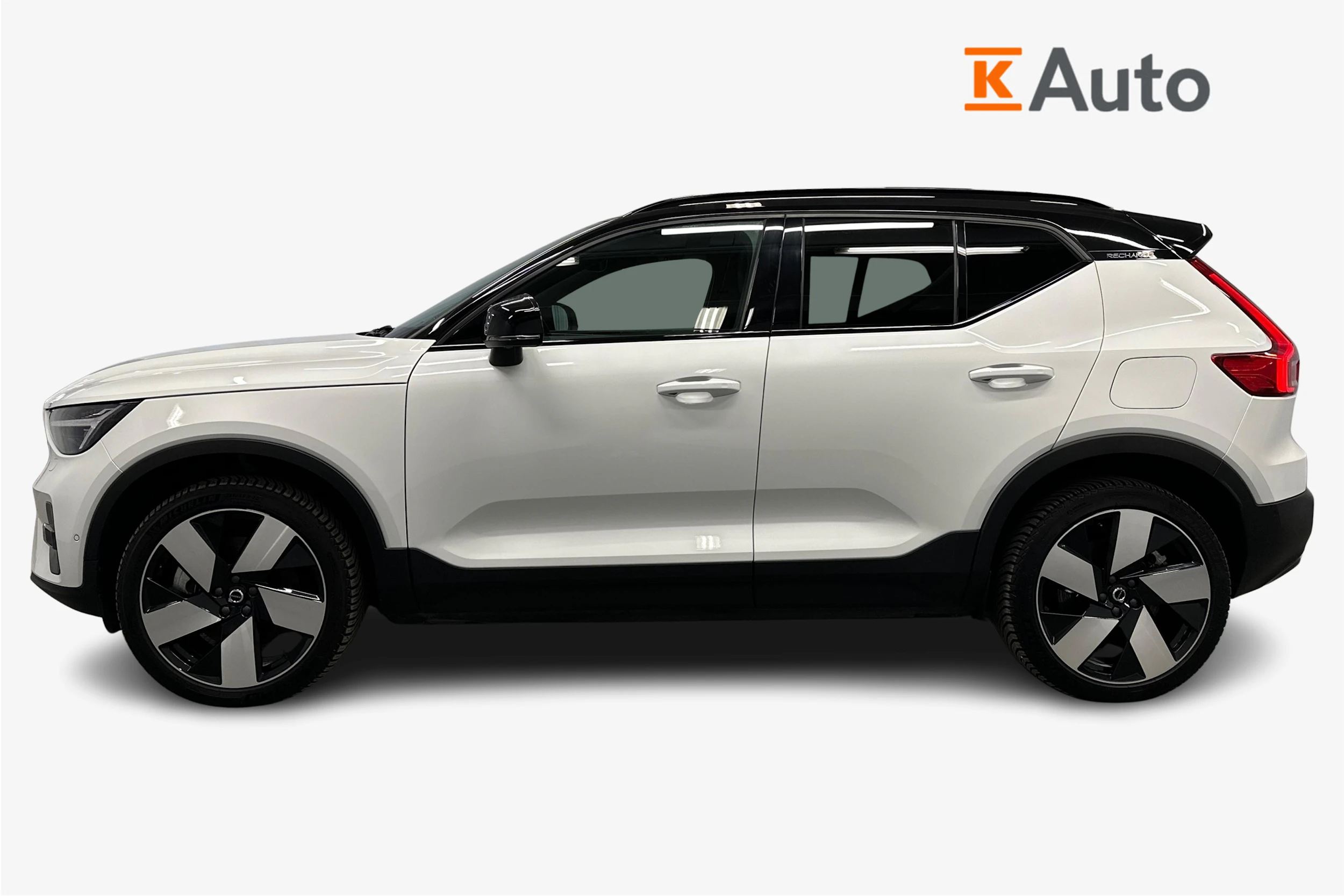 valkoinen Volvo XC40 2024 kuva 7.