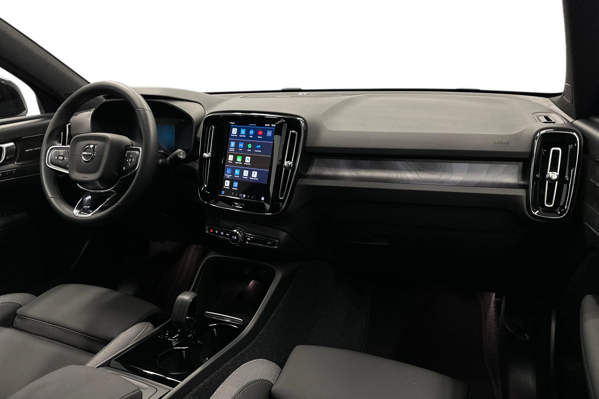 valkoinen Volvo XC40 2024 kuva 9.