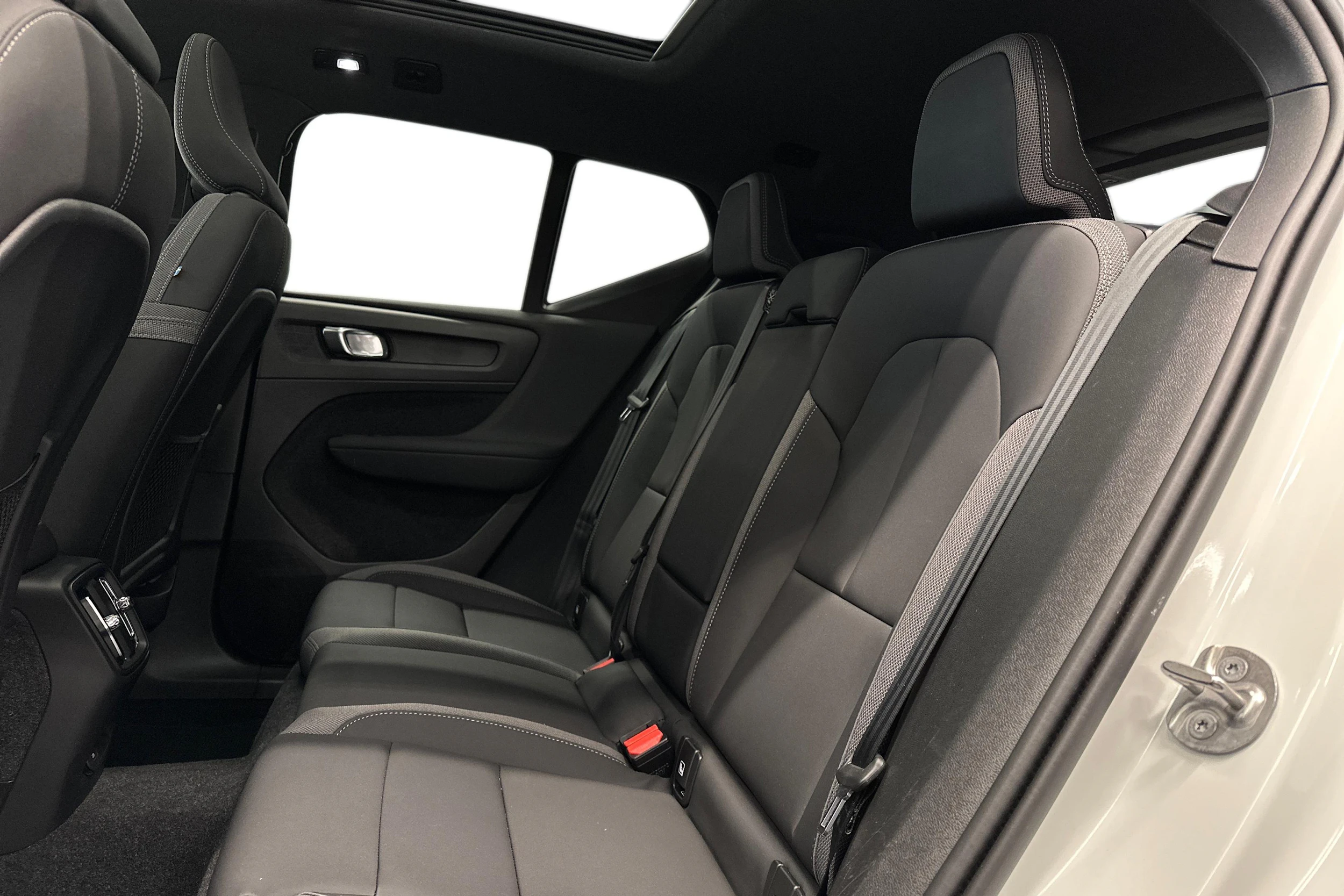 valkoinen Volvo XC40 2024 kuva 11.