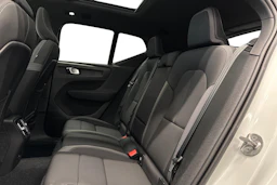 valkoinen Volvo XC40 2024 kuva 11.