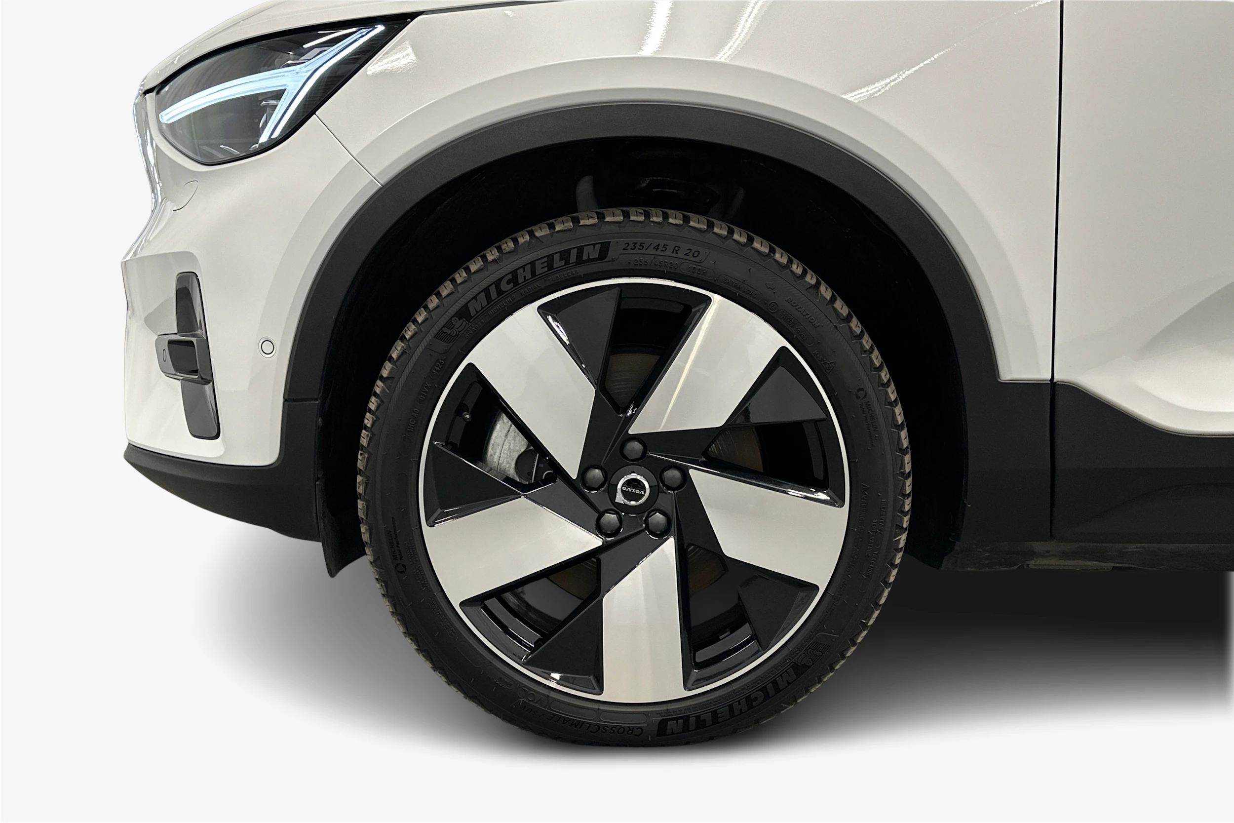 valkoinen Volvo XC40 2024 kuva 12.
