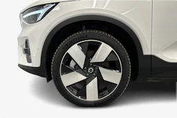 valkoinen Volvo XC40 2024 kuva 12.