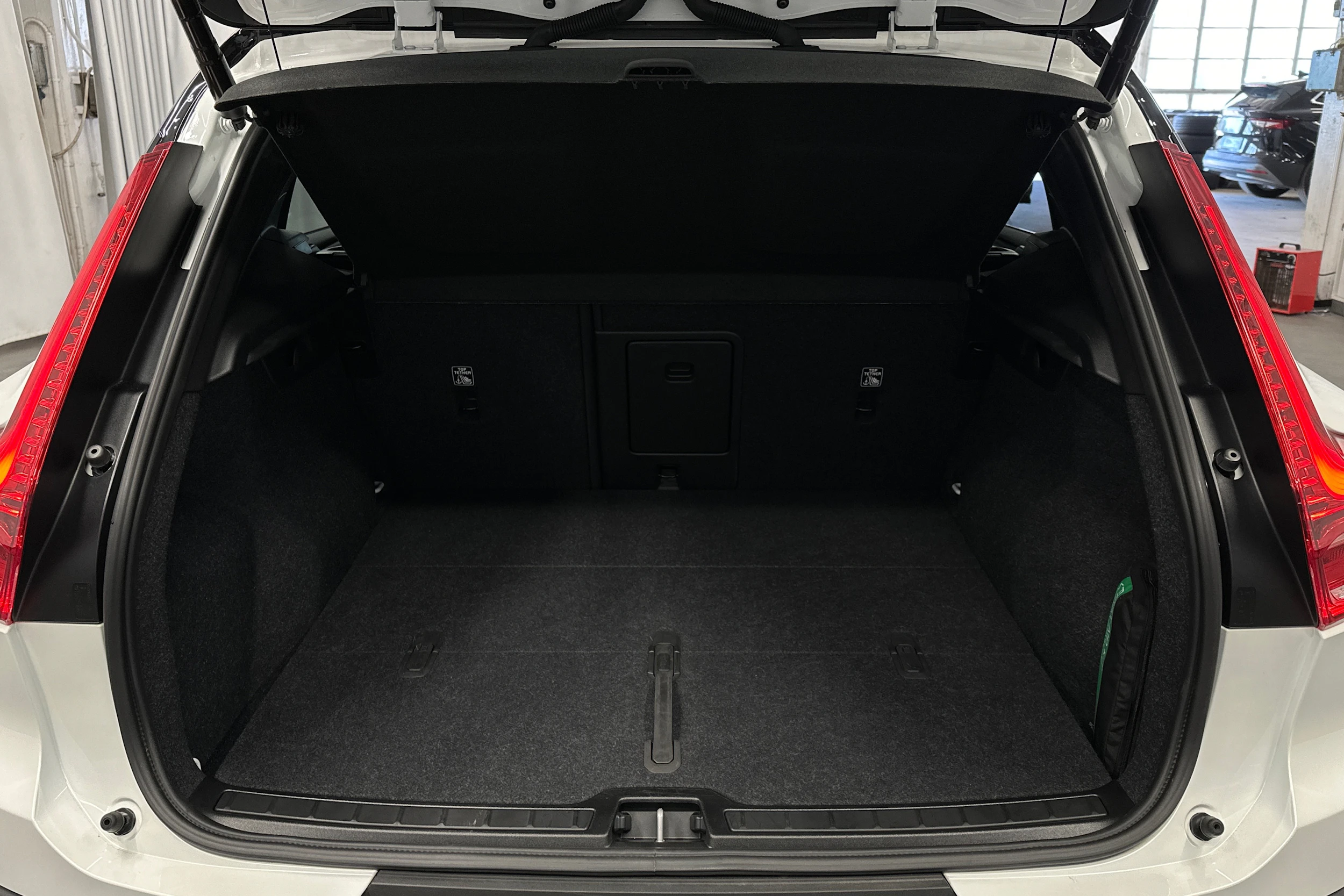 valkoinen Volvo XC40 2024 kuva 15.