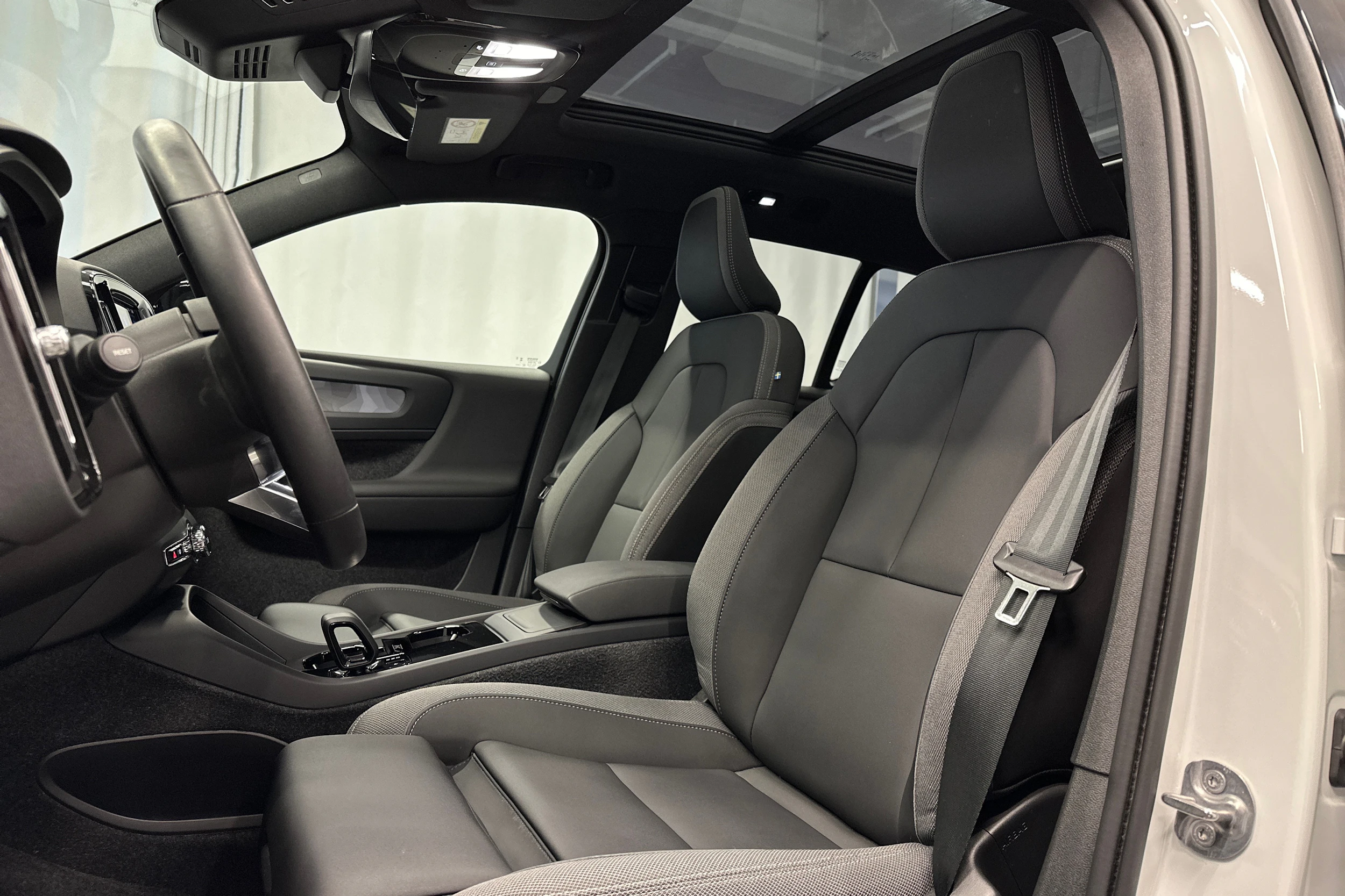 valkoinen Volvo XC40 2024 kuva 18.