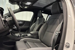 valkoinen Volvo XC40 2024 kuva 18.