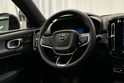 valkoinen Volvo XC40 2024 kuva 21.