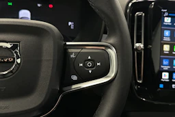 valkoinen Volvo XC40 2024 kuva 23.
