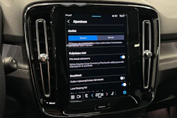 valkoinen Volvo XC40 2024 kuva 26.