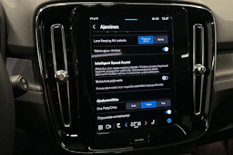 valkoinen Volvo XC40 2024 kuva 27.