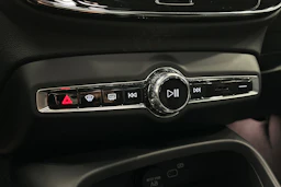valkoinen Volvo XC40 2024 kuva 32.