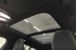 valkoinen Volvo XC40 2024 kuva 35.