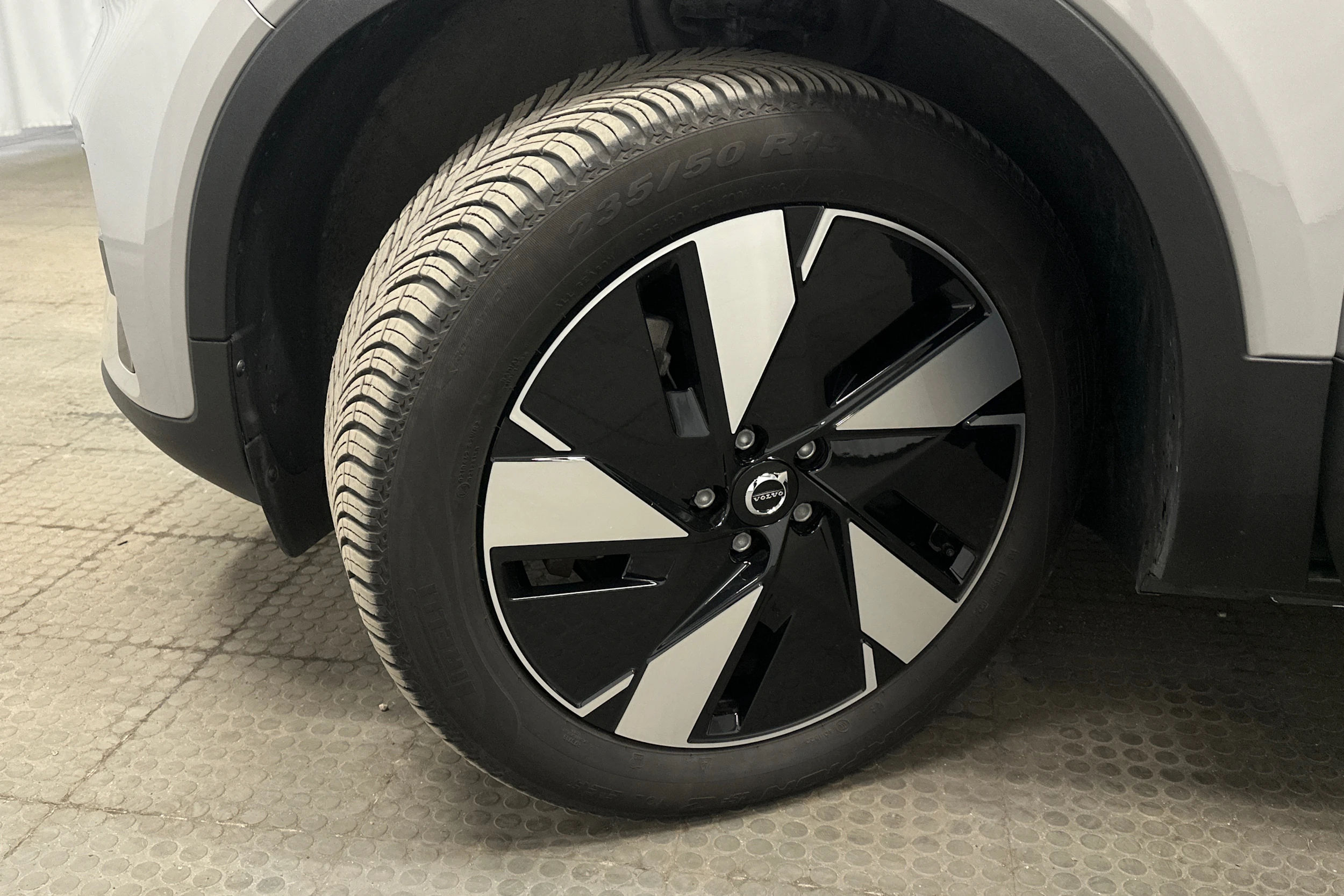 harmaa Volvo XC40 2024 kuva 10.