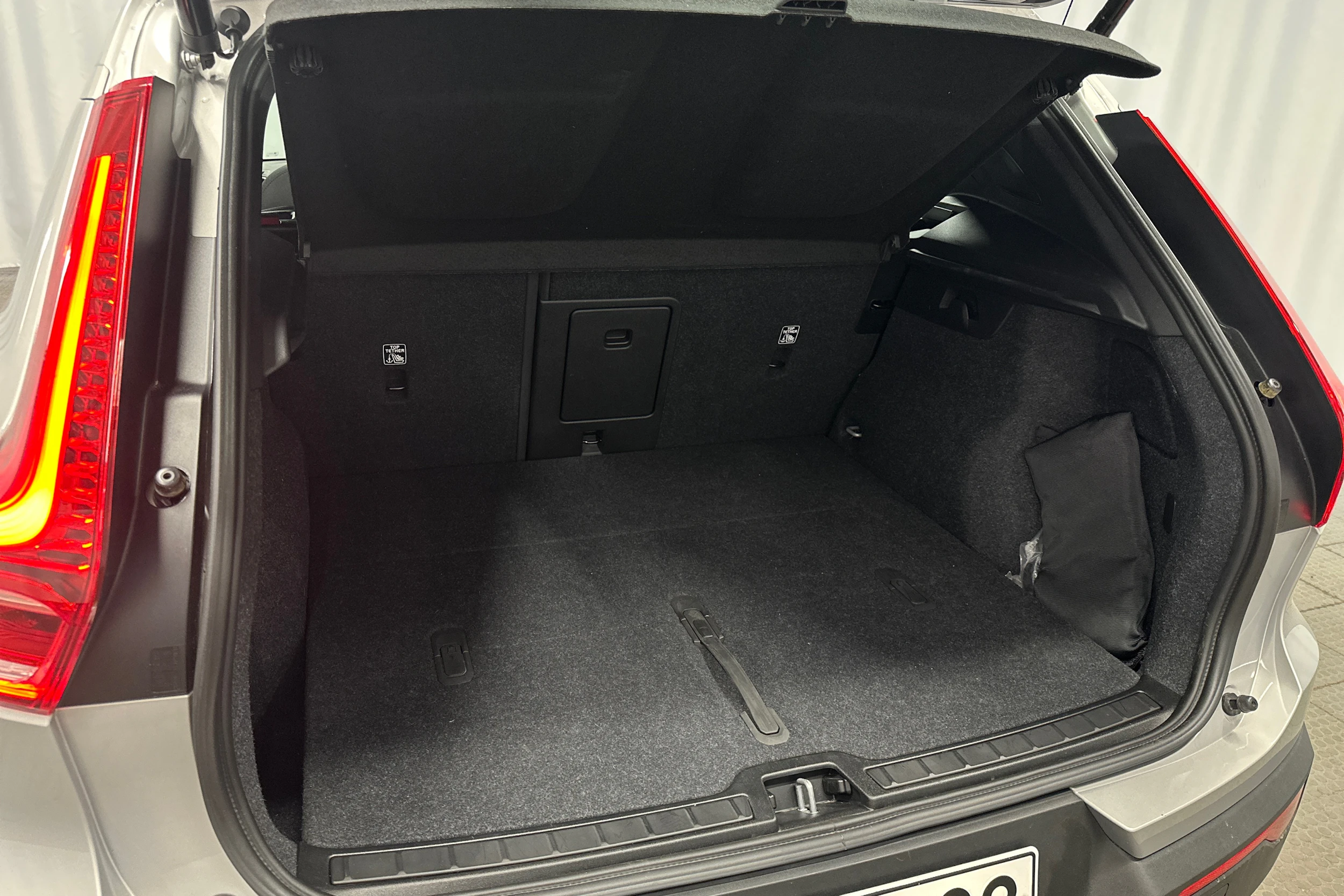 harmaa Volvo XC40 2024 kuva 39.