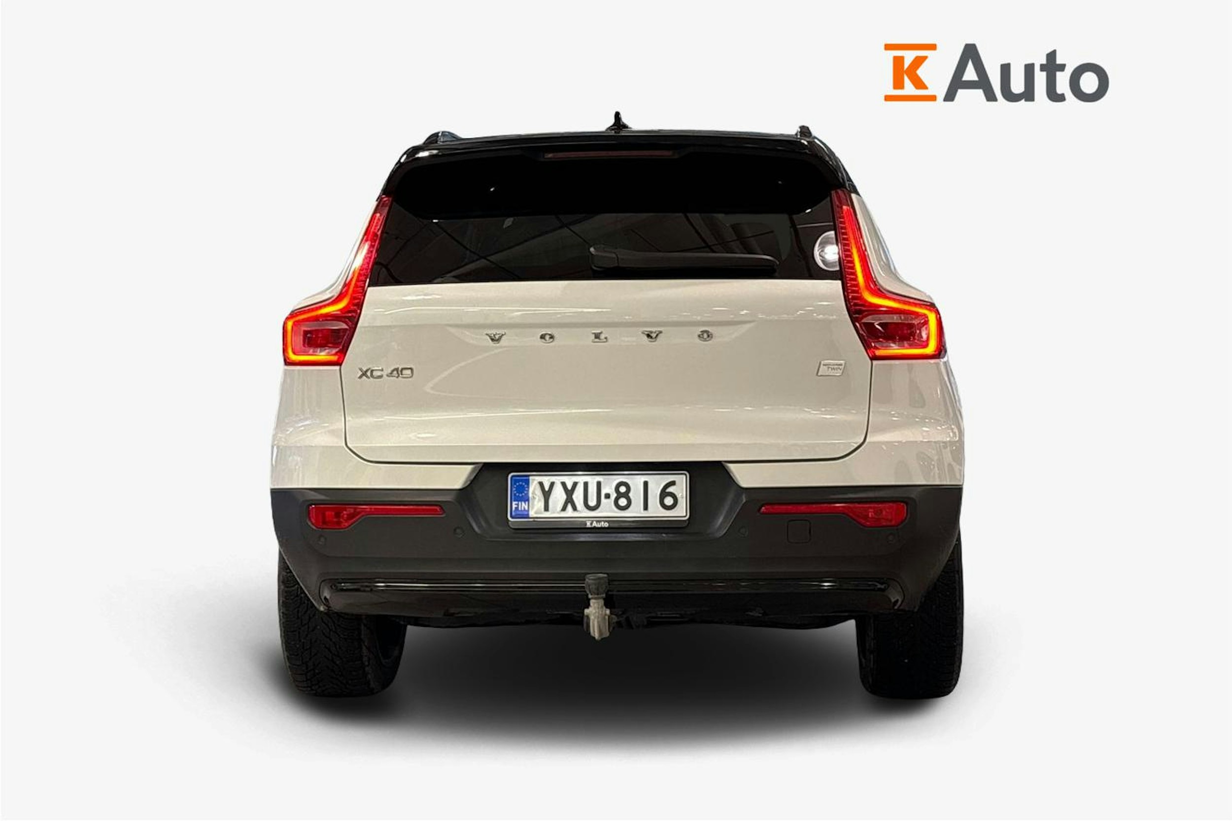 valkoinen Volvo XC40 2024 kuva 3.